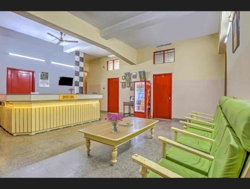 Ss Kkp Tourist Home Thiruvananthapuram Buitenkant foto